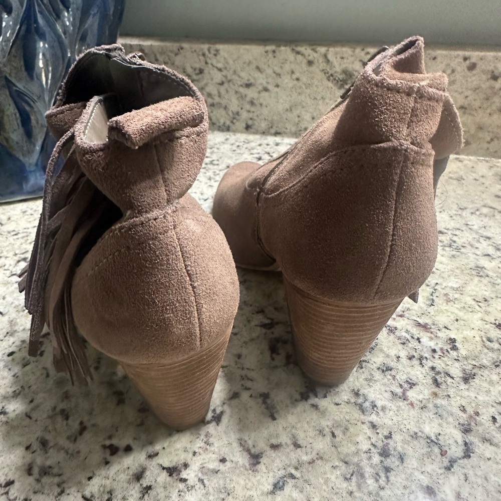 Steve Madden tassel suede taupe ish booties fringe size 10 - Picture 5 of 7